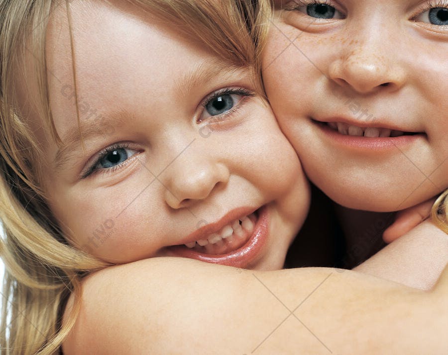 Meninas abraçadas sorrindo fundo branco