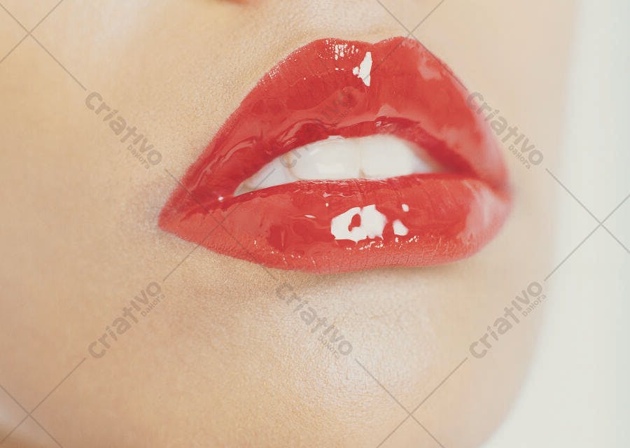 Lábios com batom vermelho brilhante