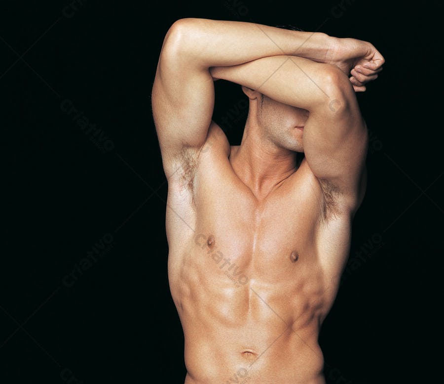 Homem musculoso com braços cruzados sobre o rosto