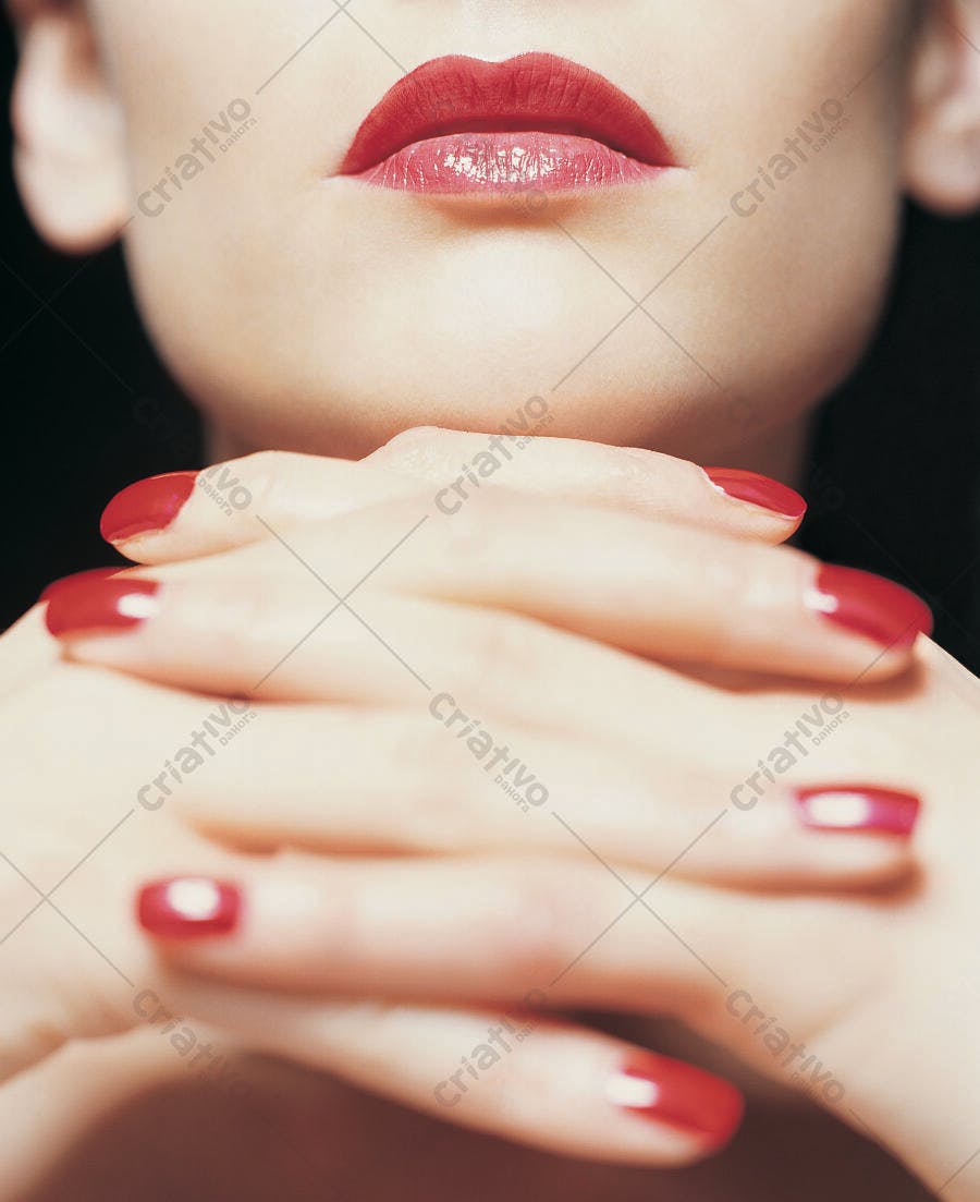 Mãos e boca com batom vermelho