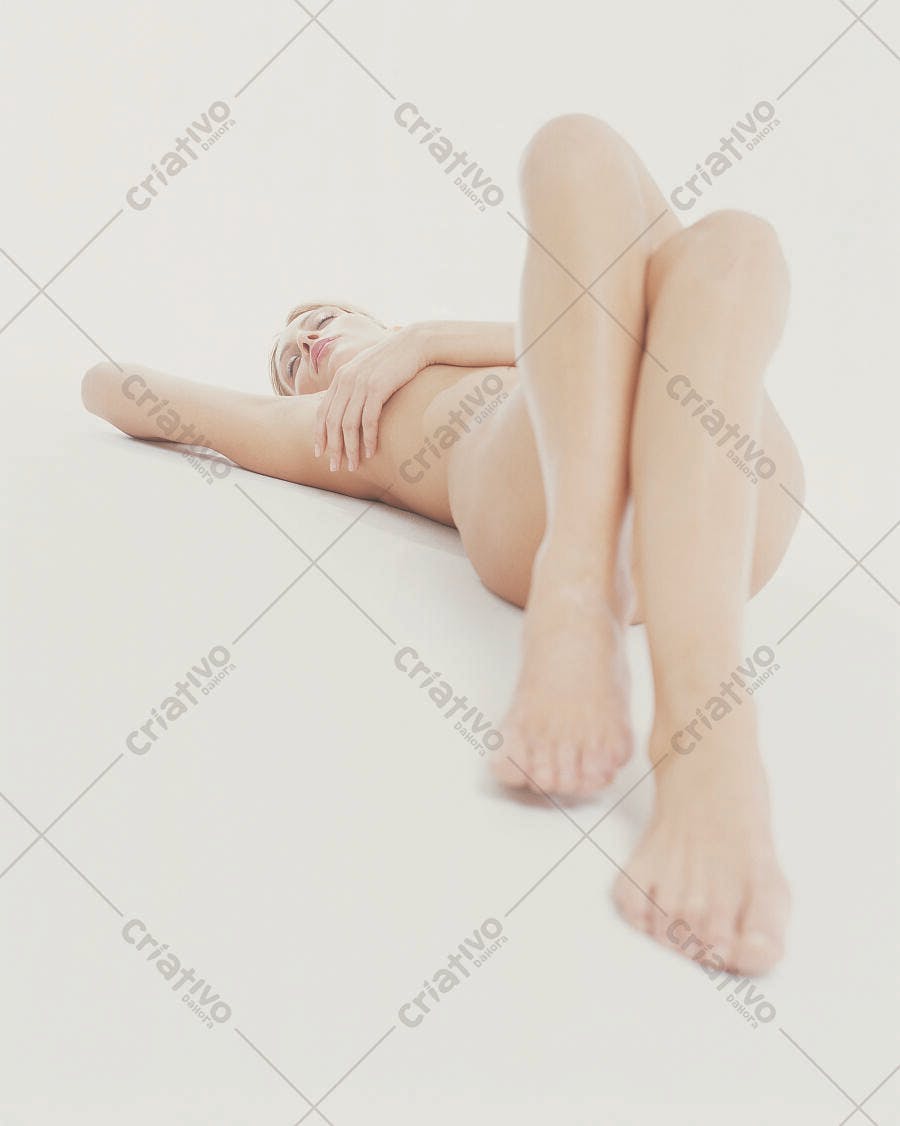 Modelo nua deitada em fundo branco