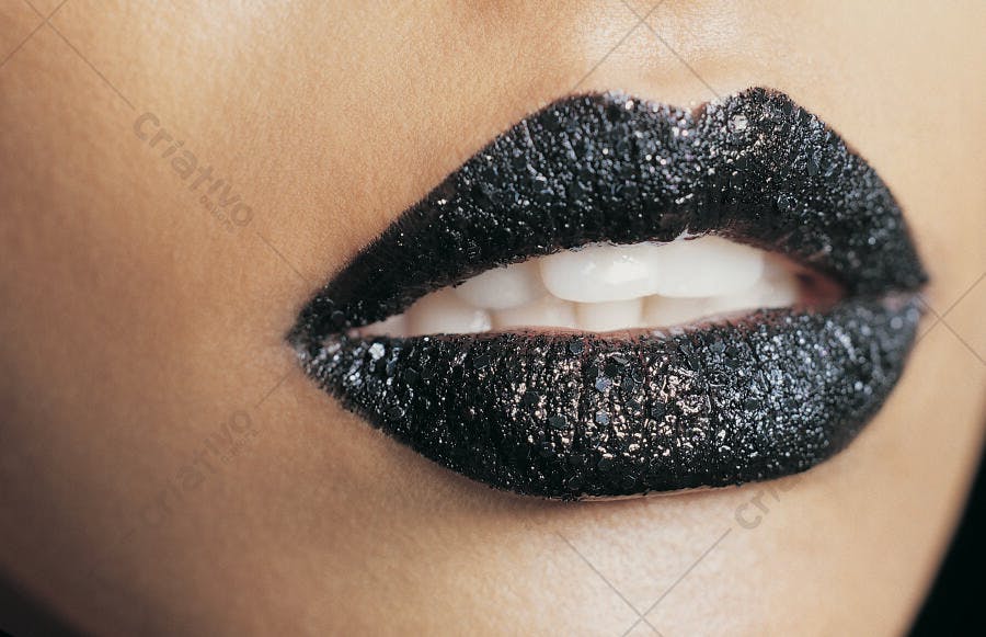 Boca com batom preto brilhante