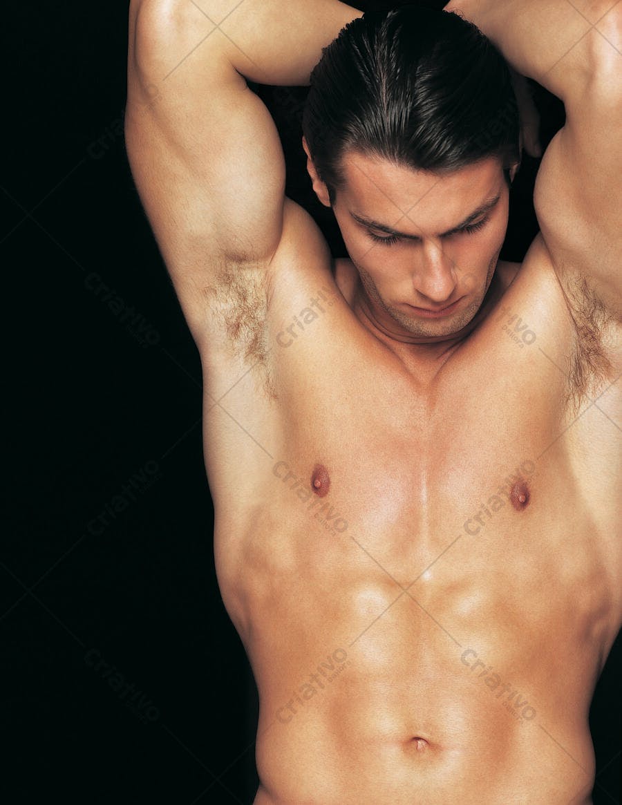Homem musculoso com braços atrás da cabeça