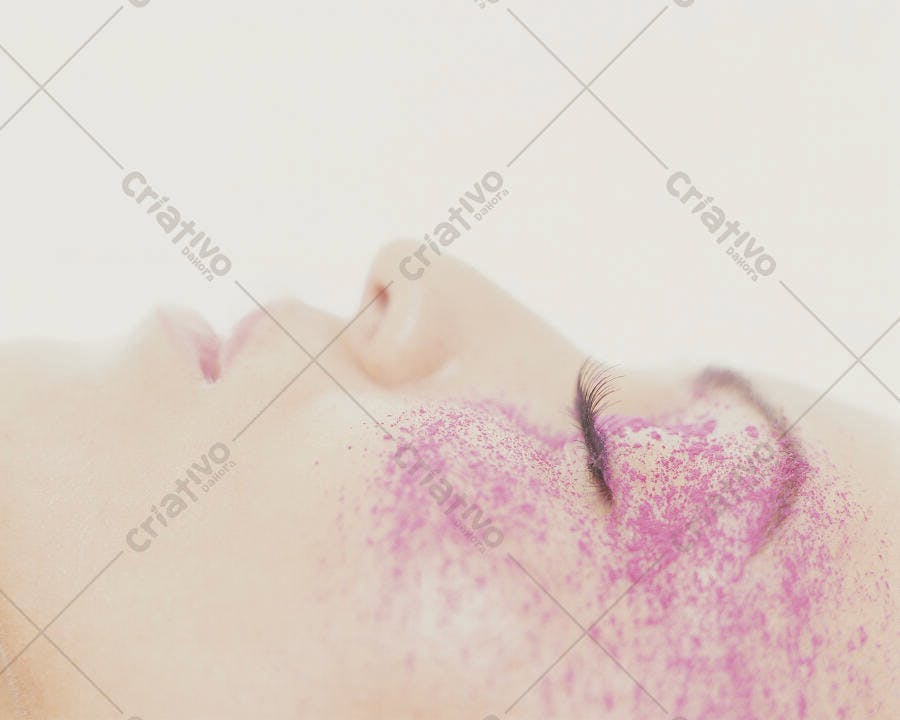 Rosto feminino com pó rosa suave