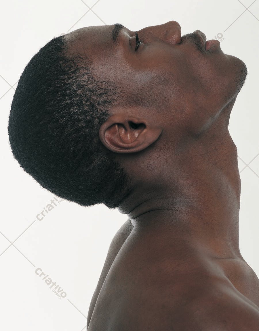 Homem negro de perfil com cabeça inclinada para cima