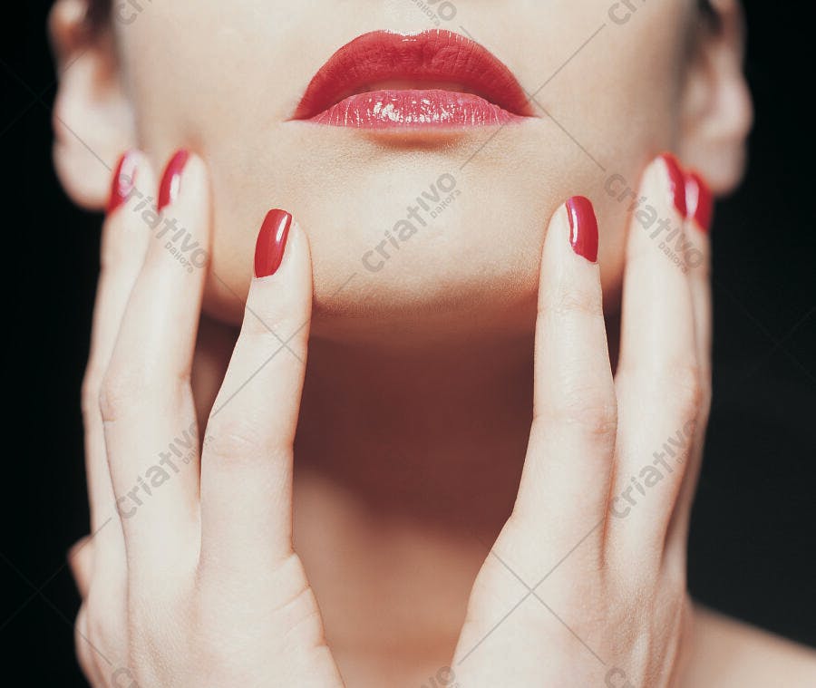Boca e mãos com batom e unhas vermelhos