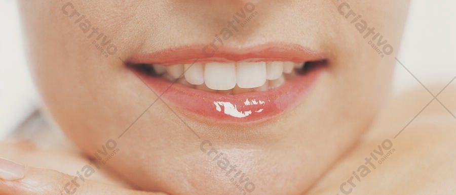 Sorriso feminino dentes brancos pele clara