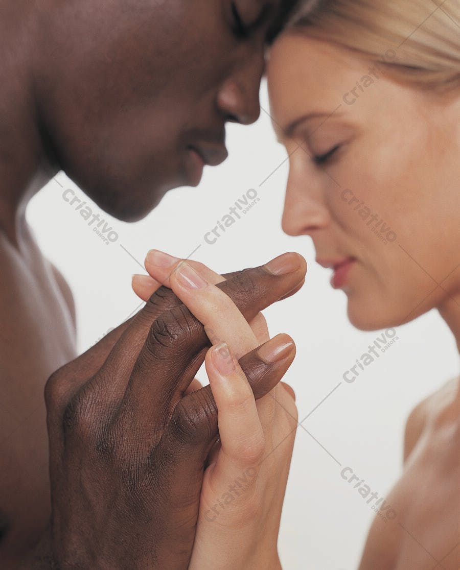 Casal interracial se abraçando com ternura