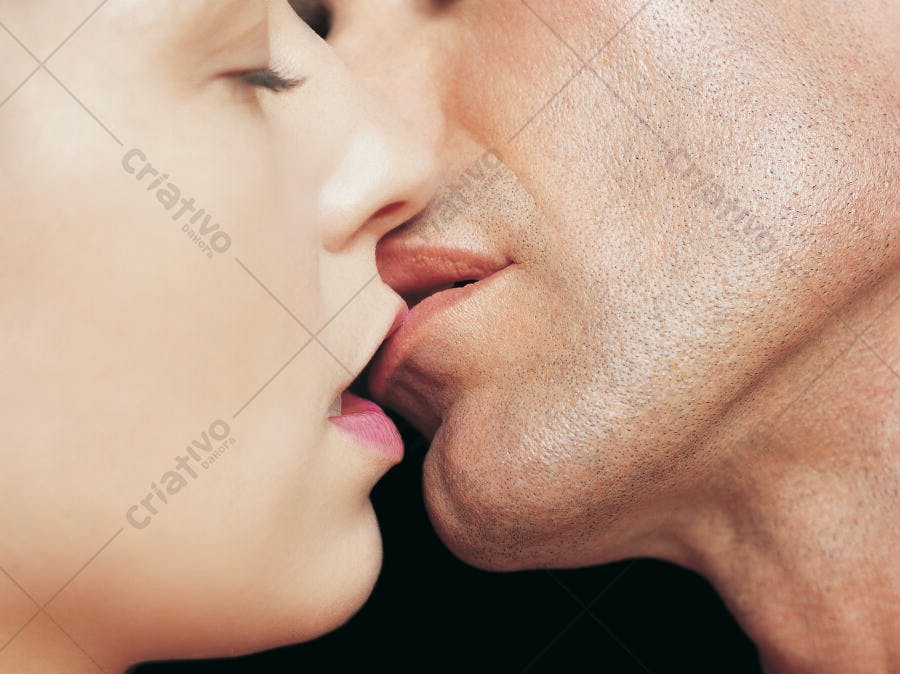 Beijo apaixonado casal pele clara fundo escuro