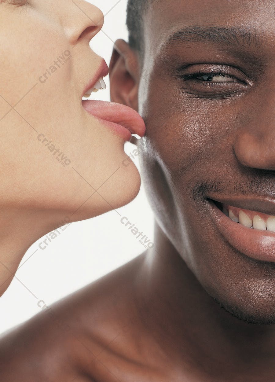 Mulher sussurrando no ouvido de um homem