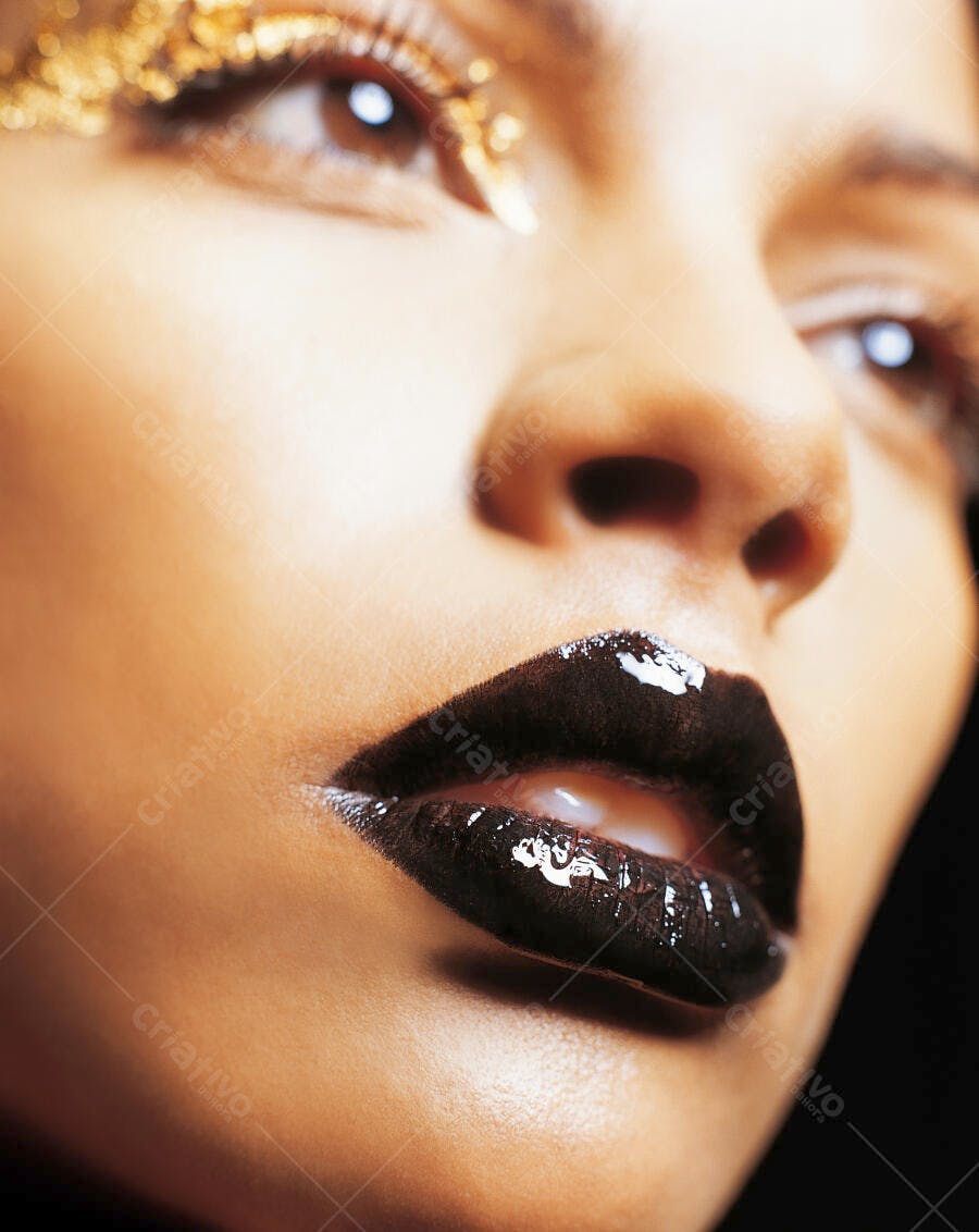 Boca com batom preto e glitter dourado