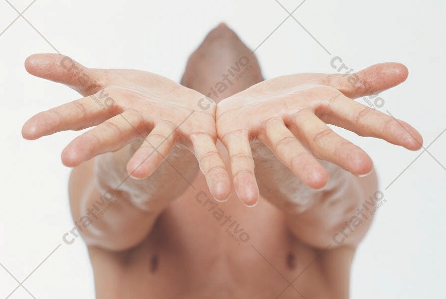 Mãos abertas homem pele clara fundo branco