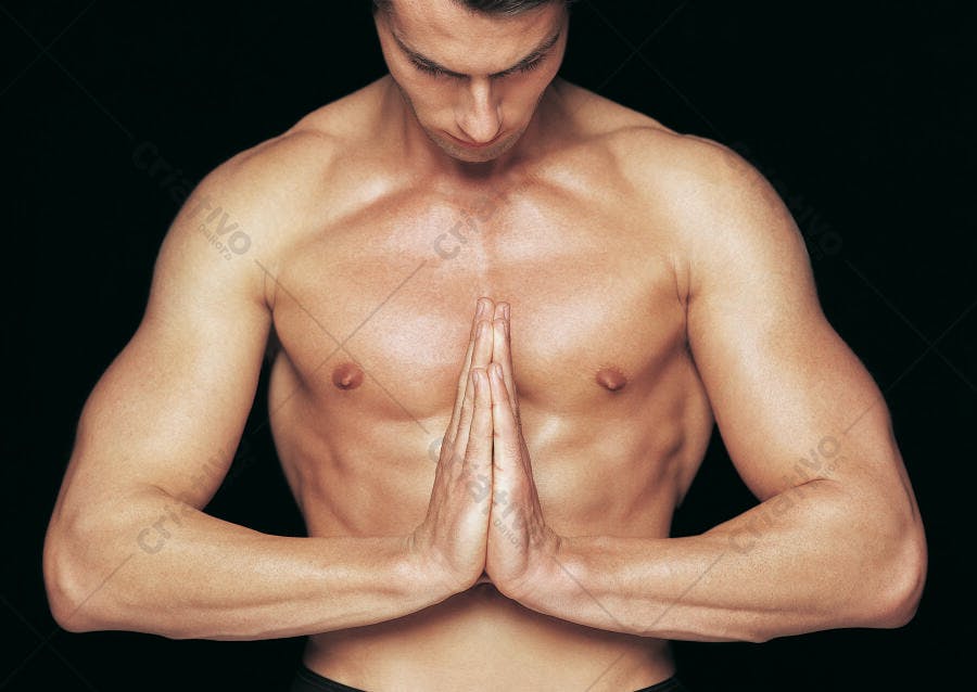 Homem musculoso em postura de meditação