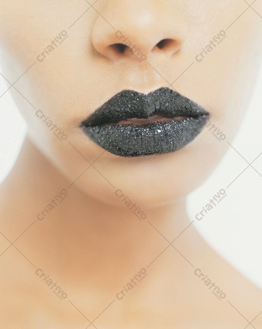 Boca com batom preto brilhante