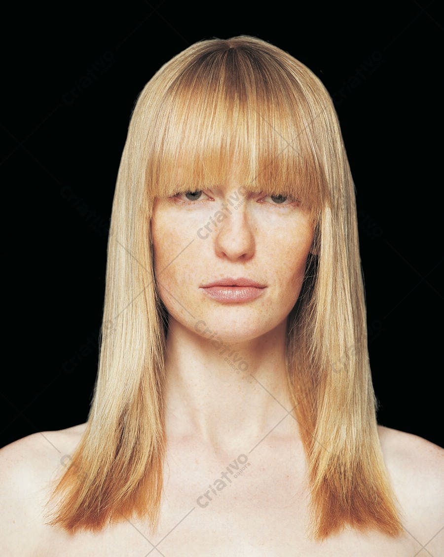 Mulher loira com franja fundo preto