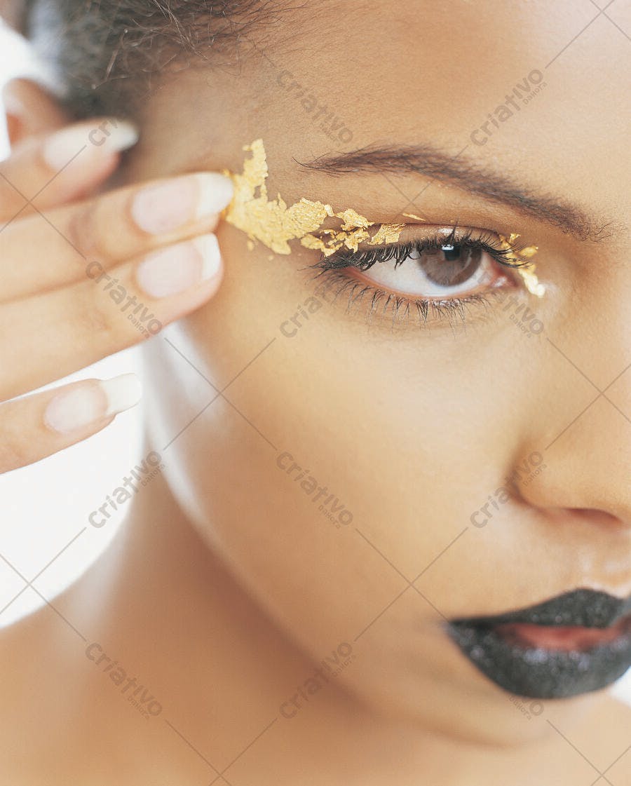 Olho feminino com folhas de ouro e batom preto