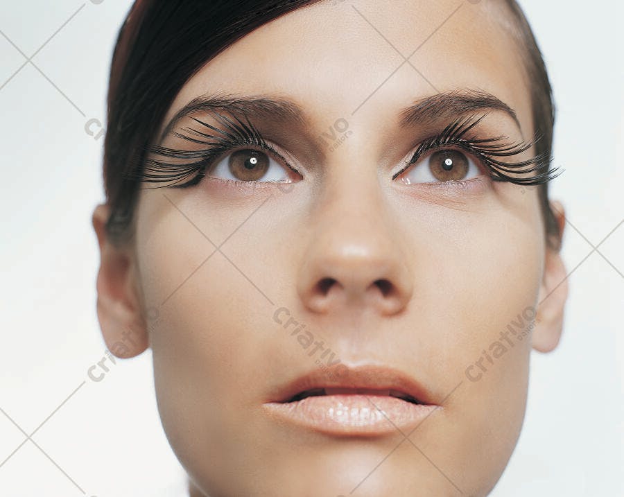Olhos com cílios postiços volumosos