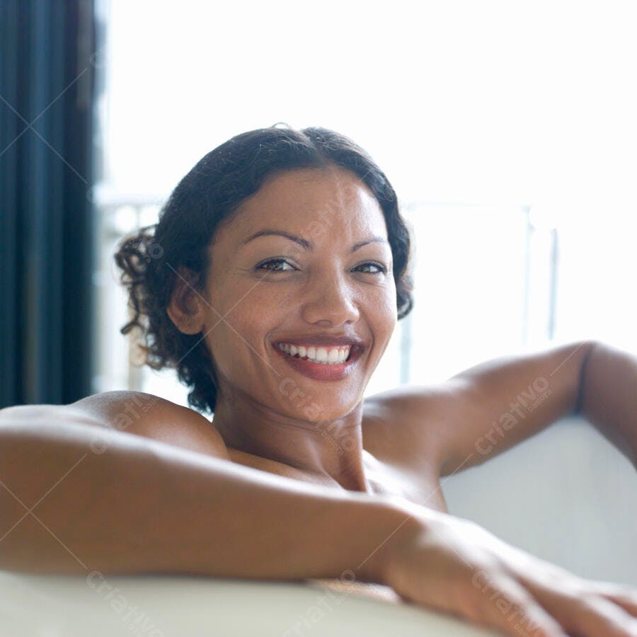 Mulher sorrindo em banheira relaxante
