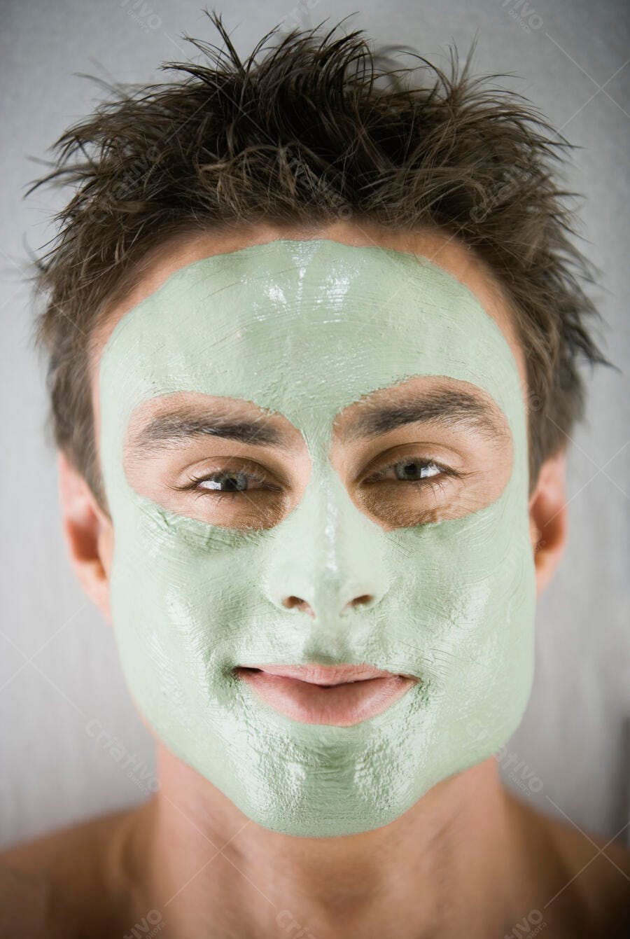 Homem com máscara facial verde