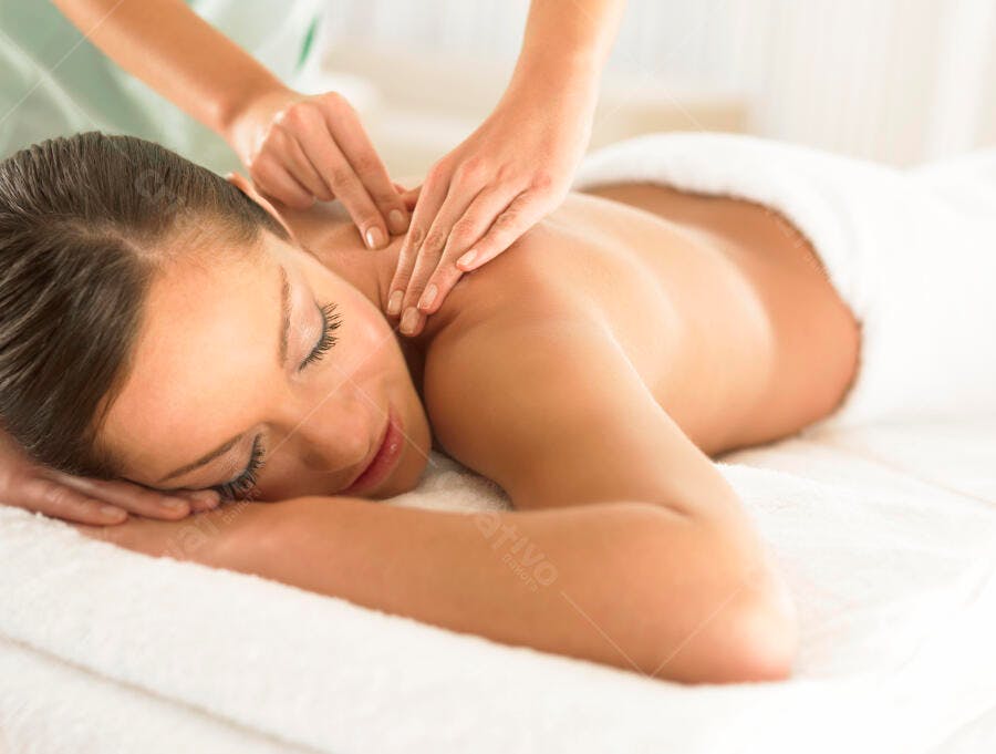 Massagem relaxante nos ombros de mulher