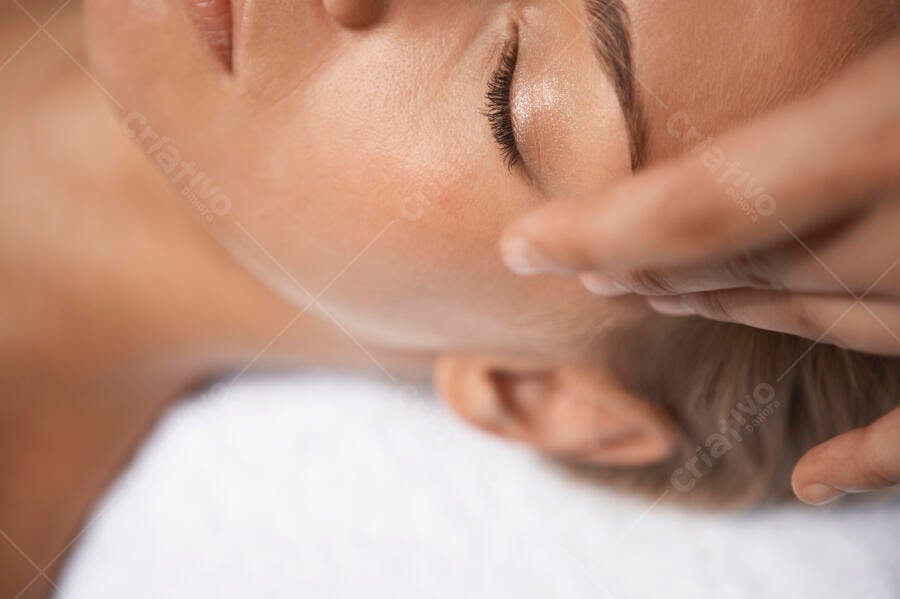 Massagem facial relaxante pele clara