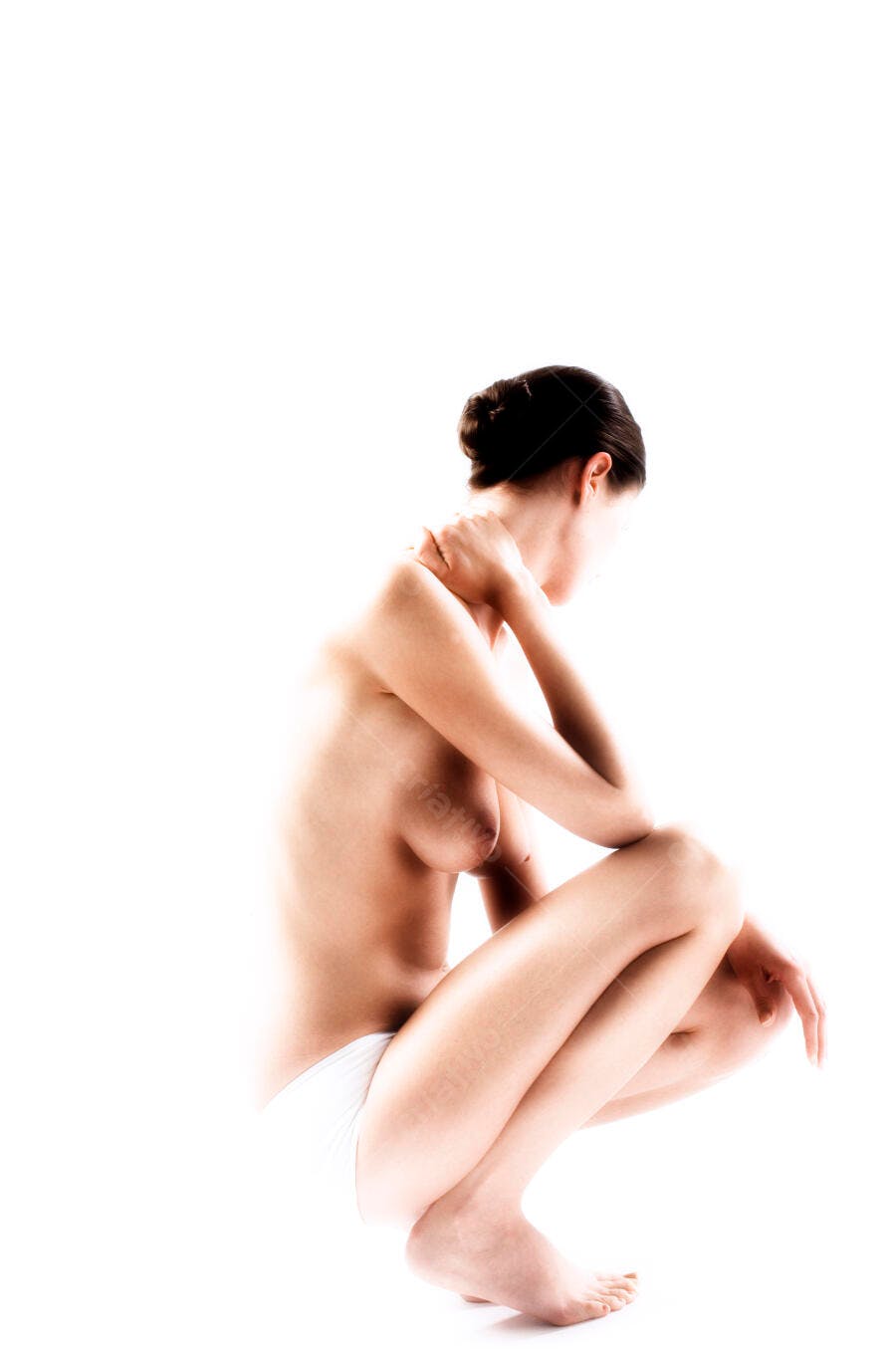 Mulher em pose pensativa fundo branco