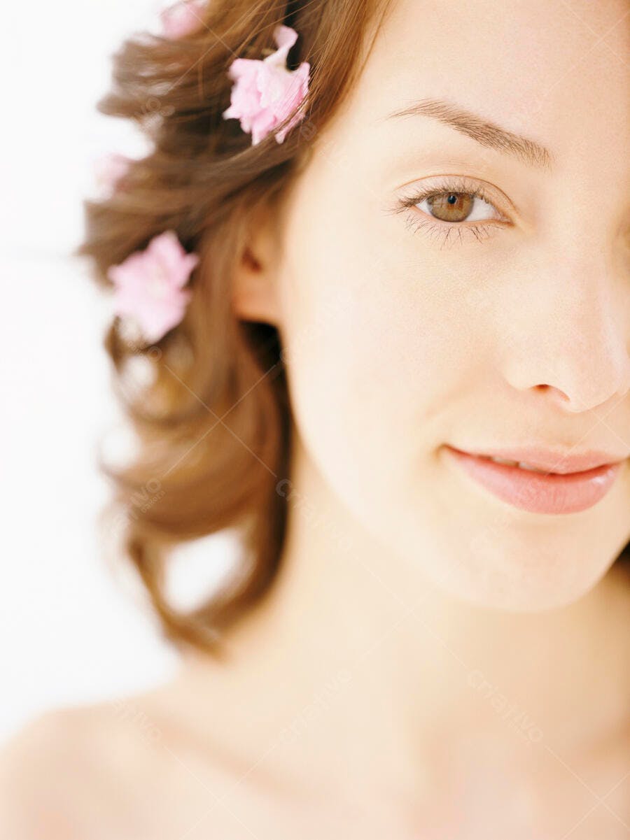 Mulher com flores no cabelo sorrindo