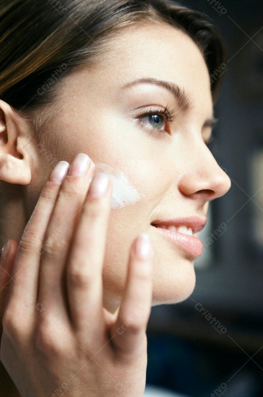 Mulher aplicando creme facial pele clara