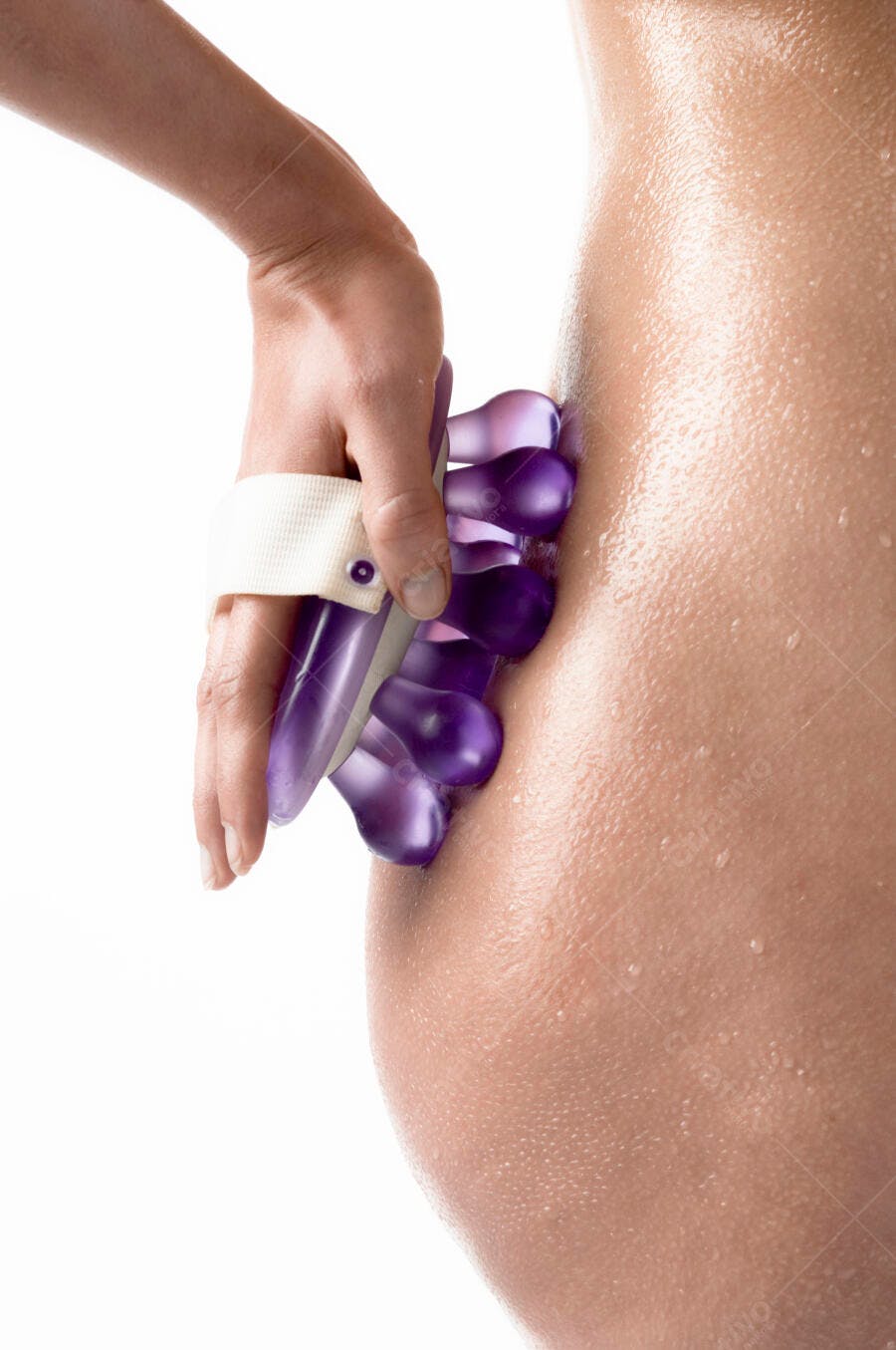 Massagem com acessório roxo em pele úmida