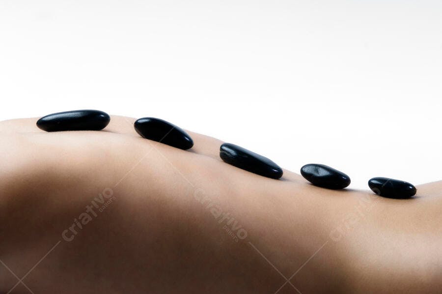 Pedras quentes em costas para massagem