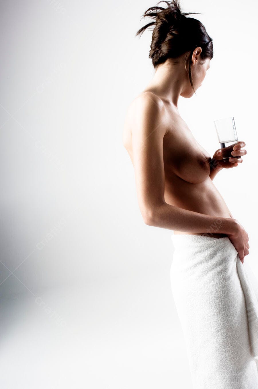 Mulher segurando copo água toalha branca
