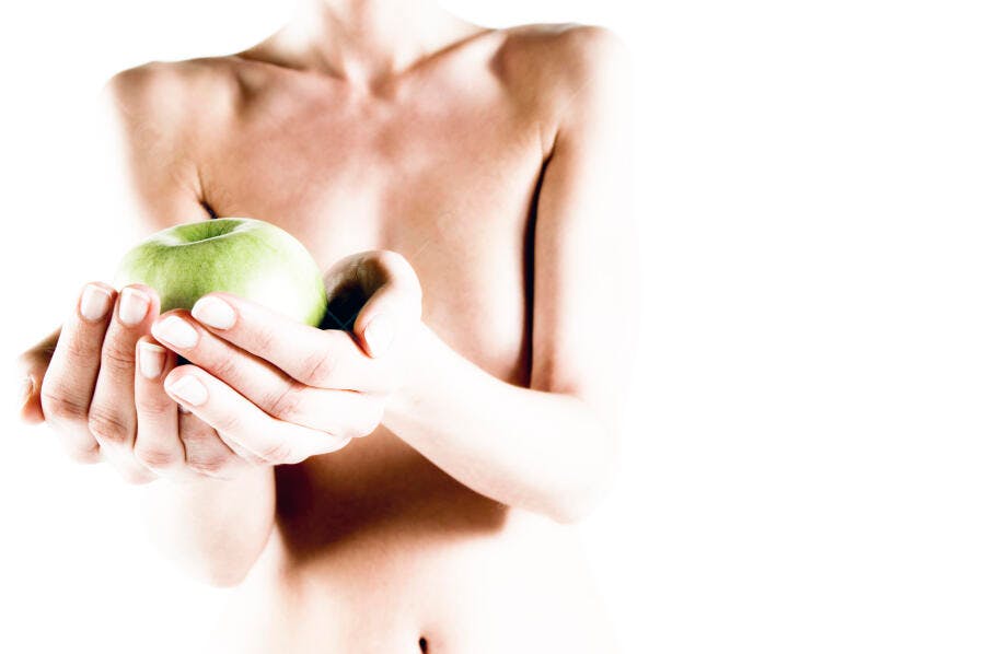 Maçã verde em mãos femininas