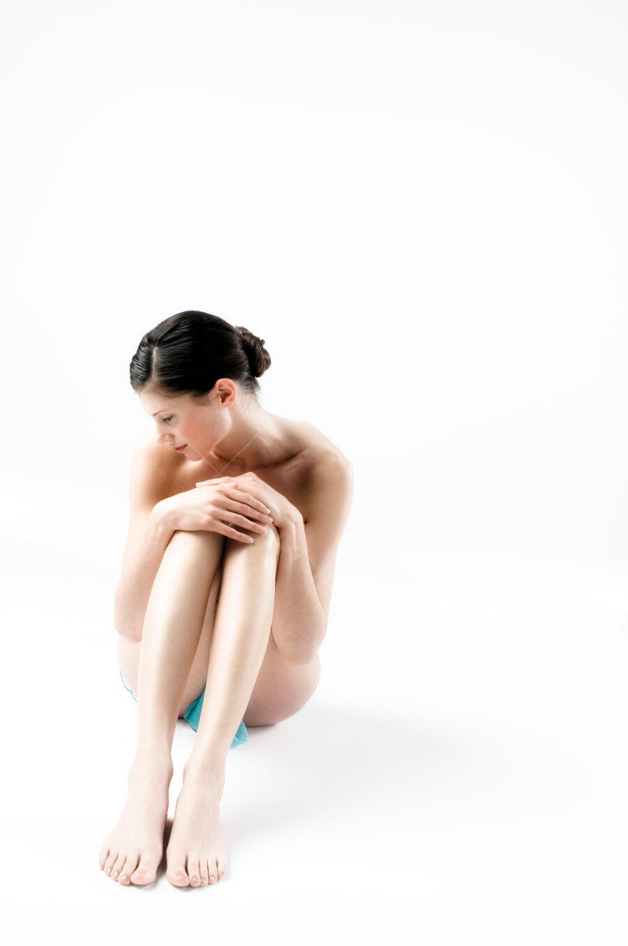 Mulher sentada em pose contemplativa