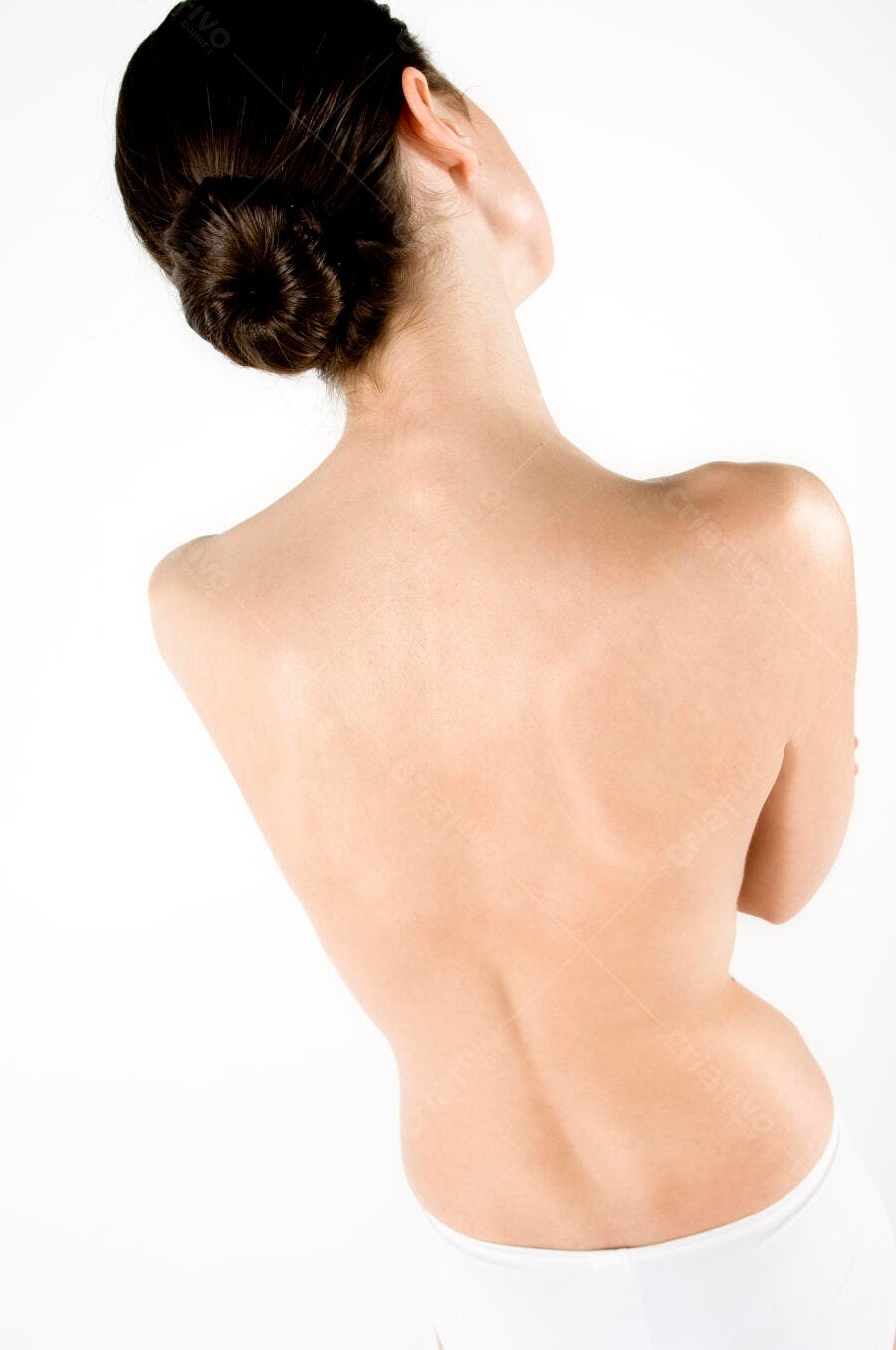 Costas femininas nuas fundo branco