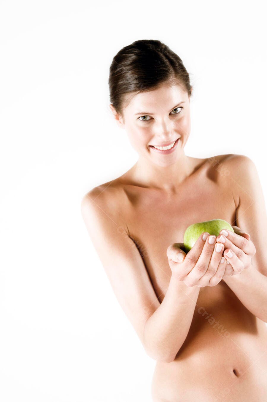 Mulher segurando maçã verde fundo branco