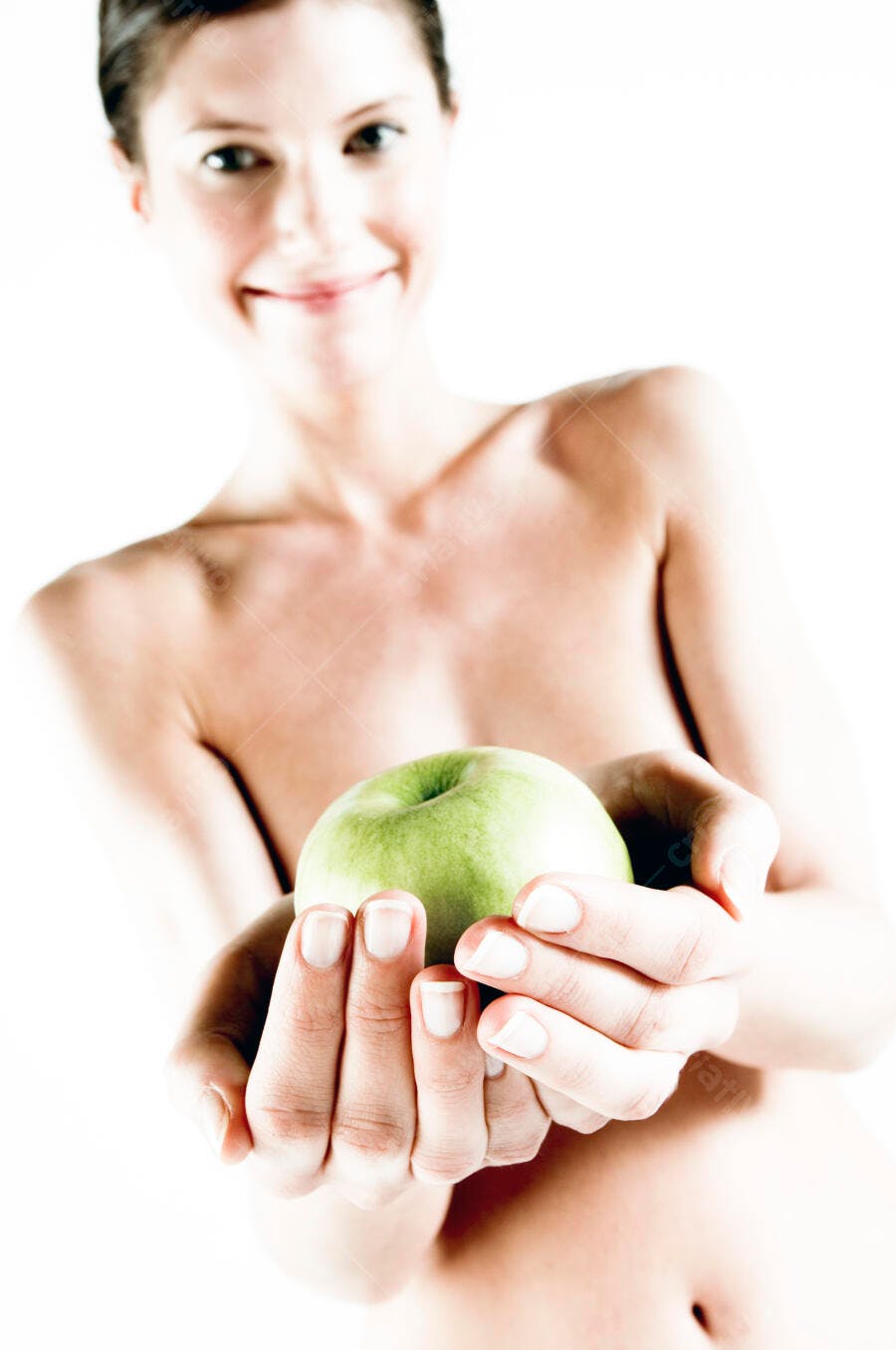Mulher oferecendo maçã verde