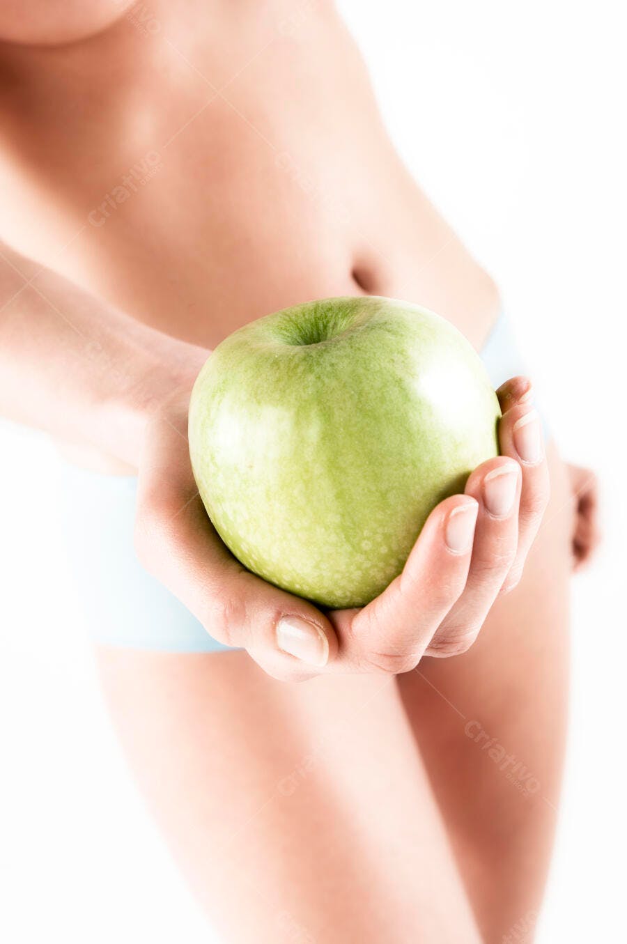 Maçã verde em mãos femininas