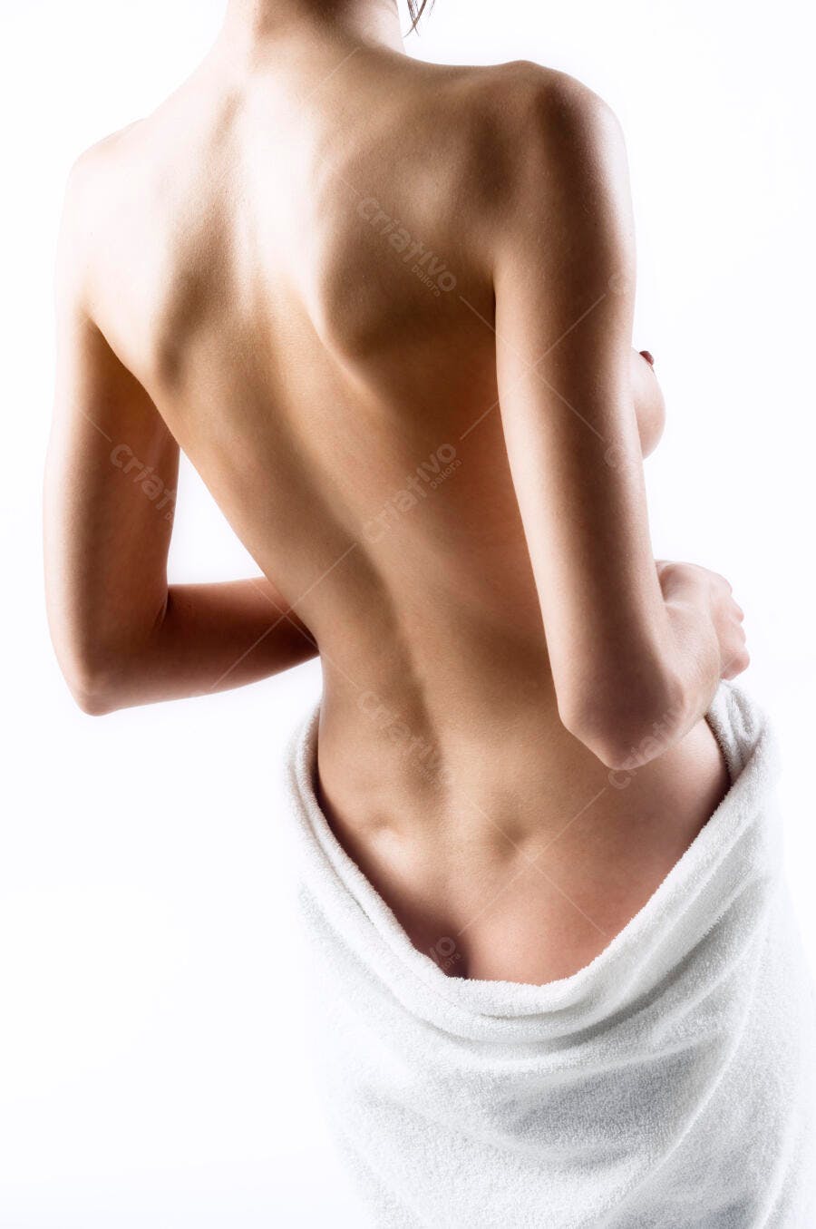 Corpo feminino costas nuas toalha branca
