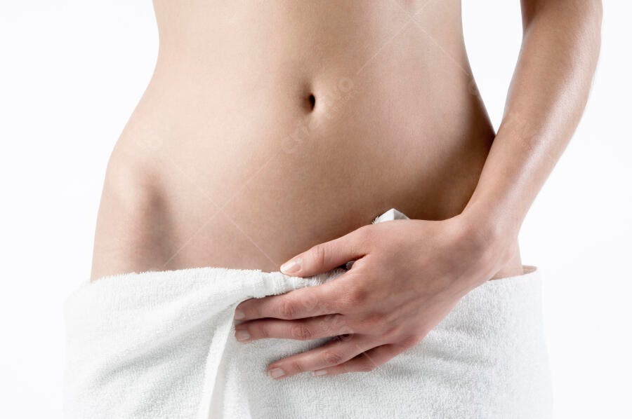 Mulher com toalha branca após banho