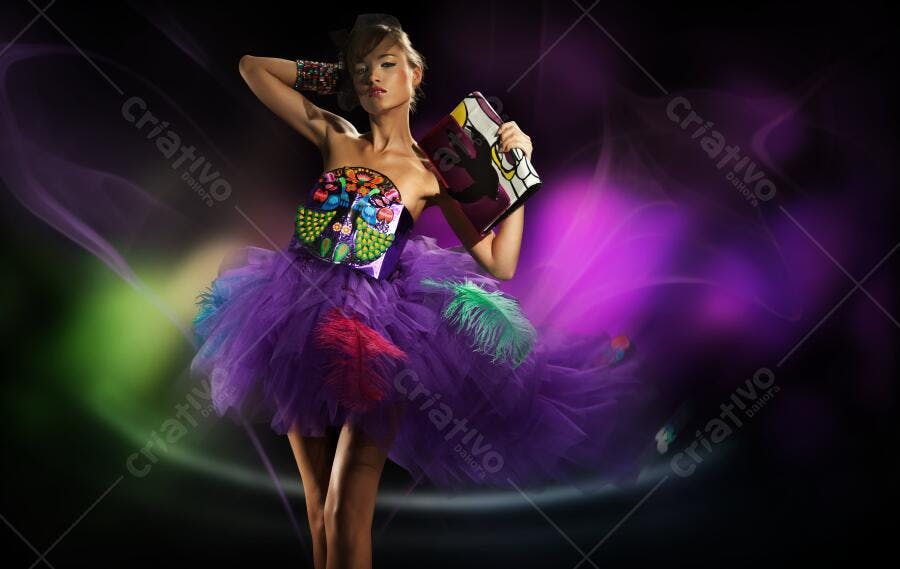 Modelo usando vestido roxo e bolsa colorida