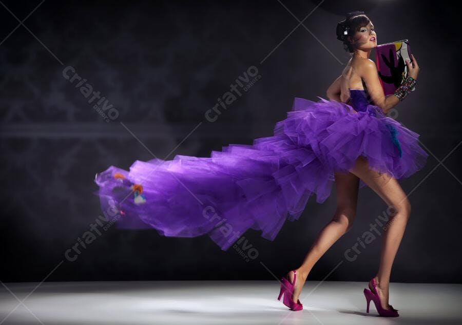 Modelo em vestido roxo esvoaçante