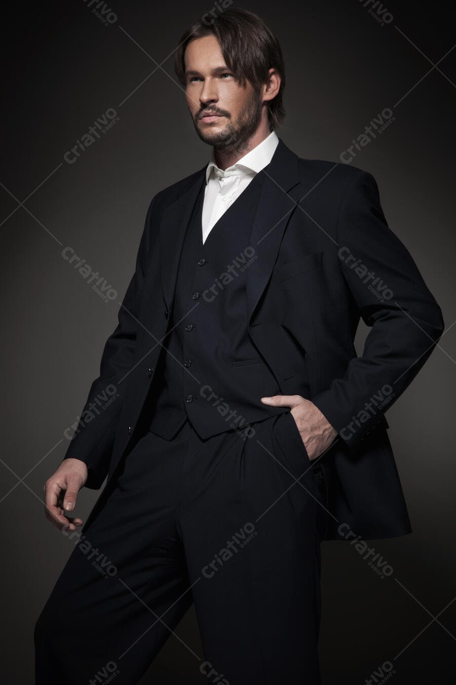 Homem elegante em terno preto