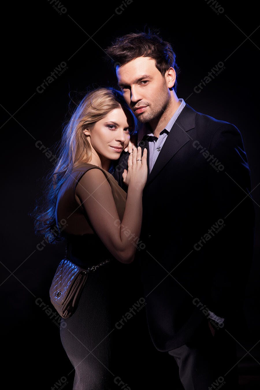 Casal apaixonado em pose romântica