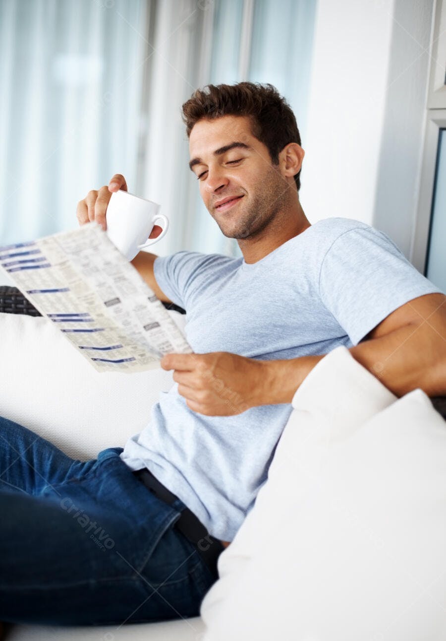 Homem lendo jornal com café na varanda