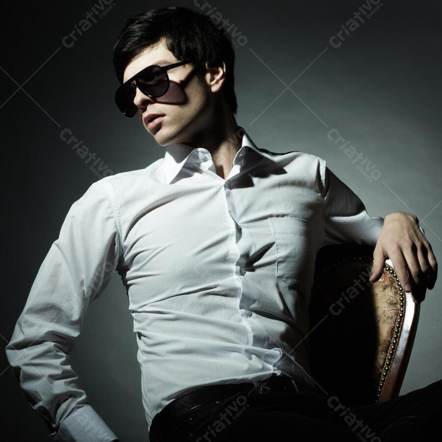 Homem elegante usando óculos escuros