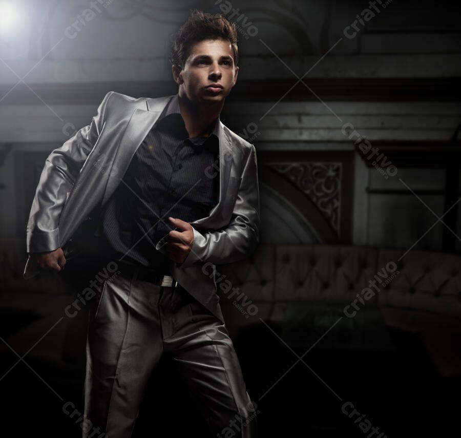 Homem elegante em terno cinza claro
