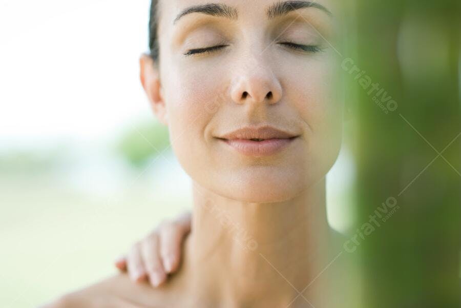 Mulher relaxada recebendo massagem em spa