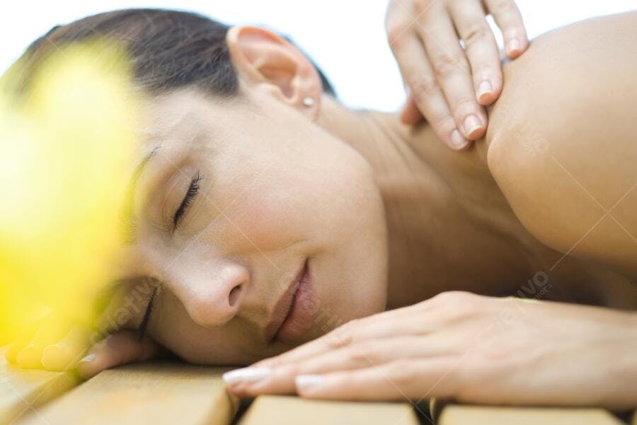 Mulher recebendo massagem relaxante