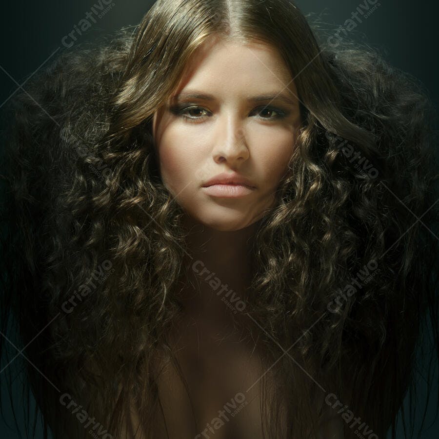 Modelo com Cabelo Cacheado e Olhar Intenso