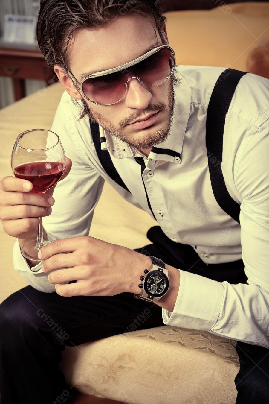 Homem elegante com vinho tinto